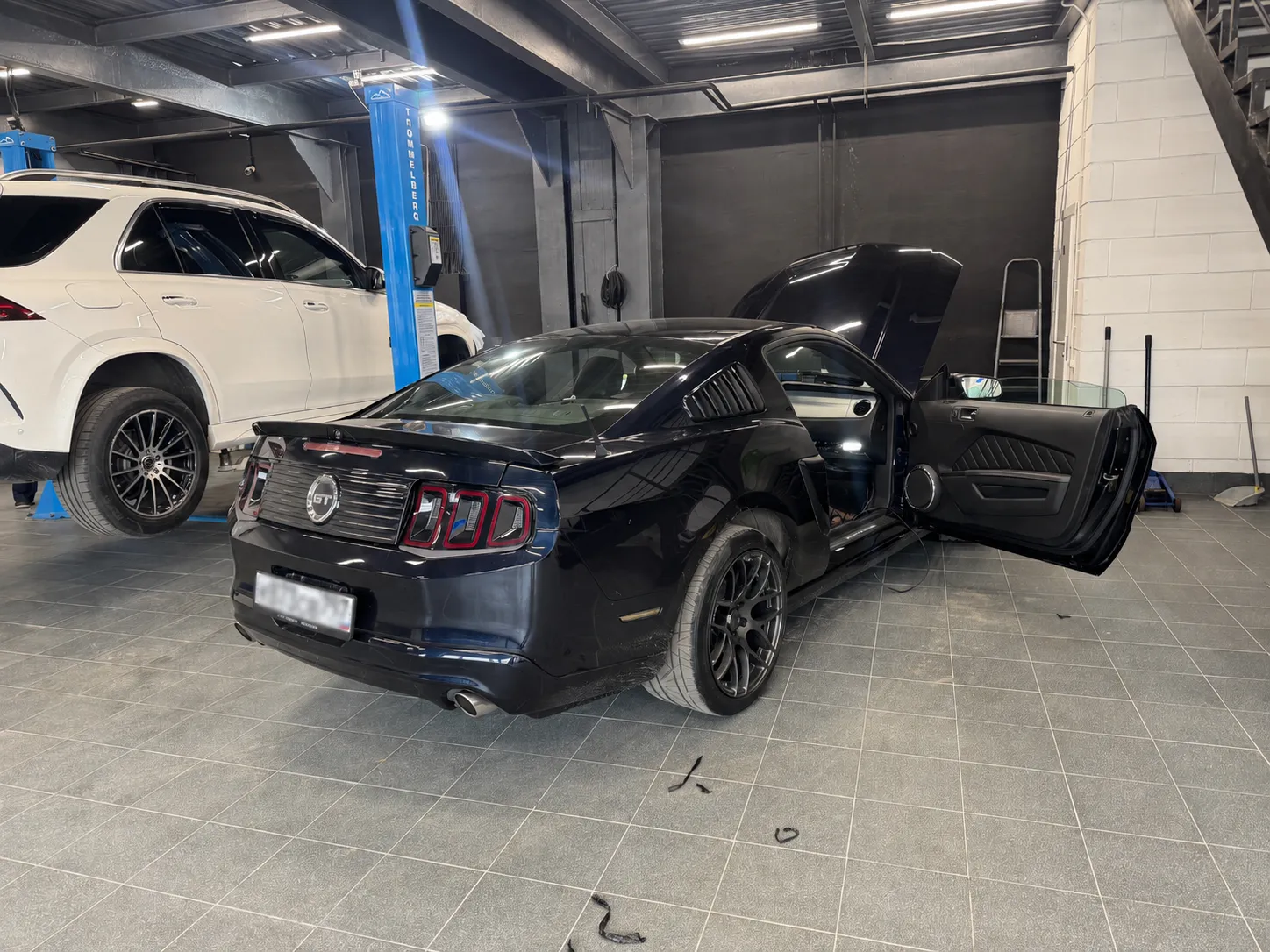 Установка сигнализации Pandora VX 4G GPS на Ford Mustang GT 2010 года