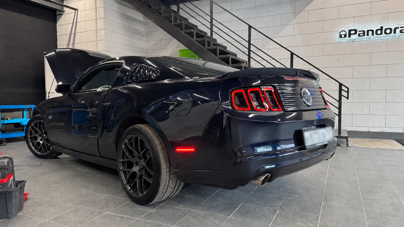 Установка сигнализации Pandora VX 4G GPS на Ford Mustang GT 2010 года