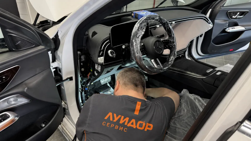 Работа мастера при установке автосигнализации
