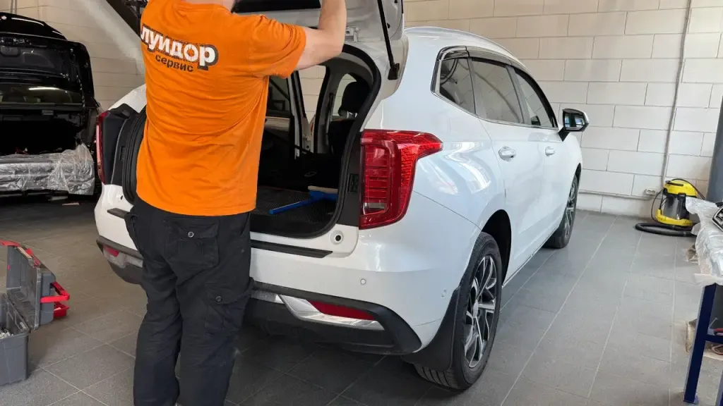 Установка электропривода багажника на Haval Jolion — фото 3