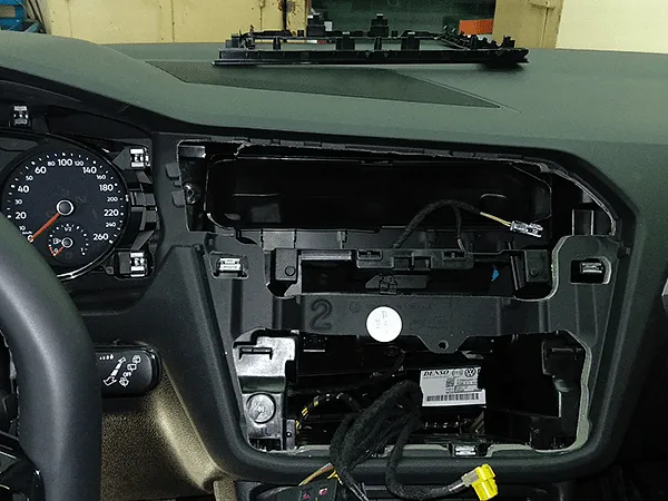 Установка головного устройства + камера з.в. VW Tiguan