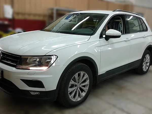 Установка головного устройства + камера з.в. VW Tiguan