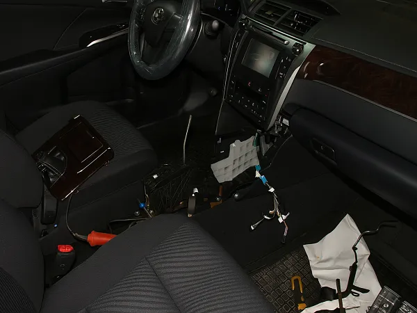 Установка механического замка Dragon на коробку Toyota Camry
