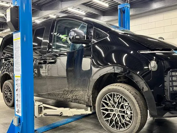 Автомобиль на подъёмнике — подготовка к установке