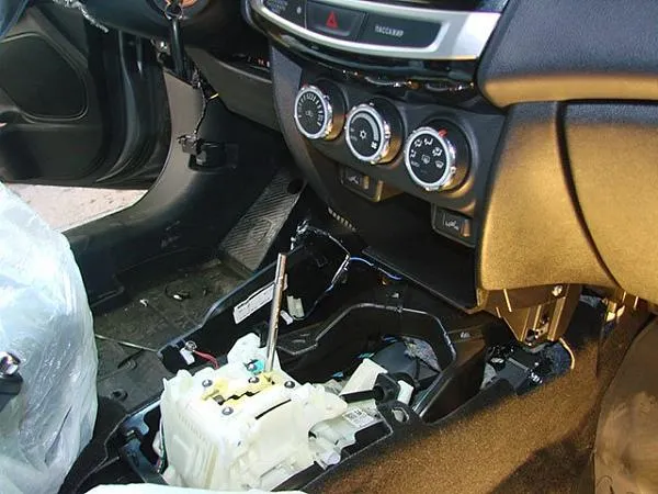 Установка механического замка Fortus на коробку Mitsubishi ASX — фото 3