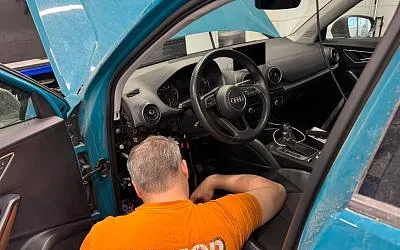 Установка автосигнализации Pandora UX 4150 с автозапуском на Audi Q2L 2021 года 