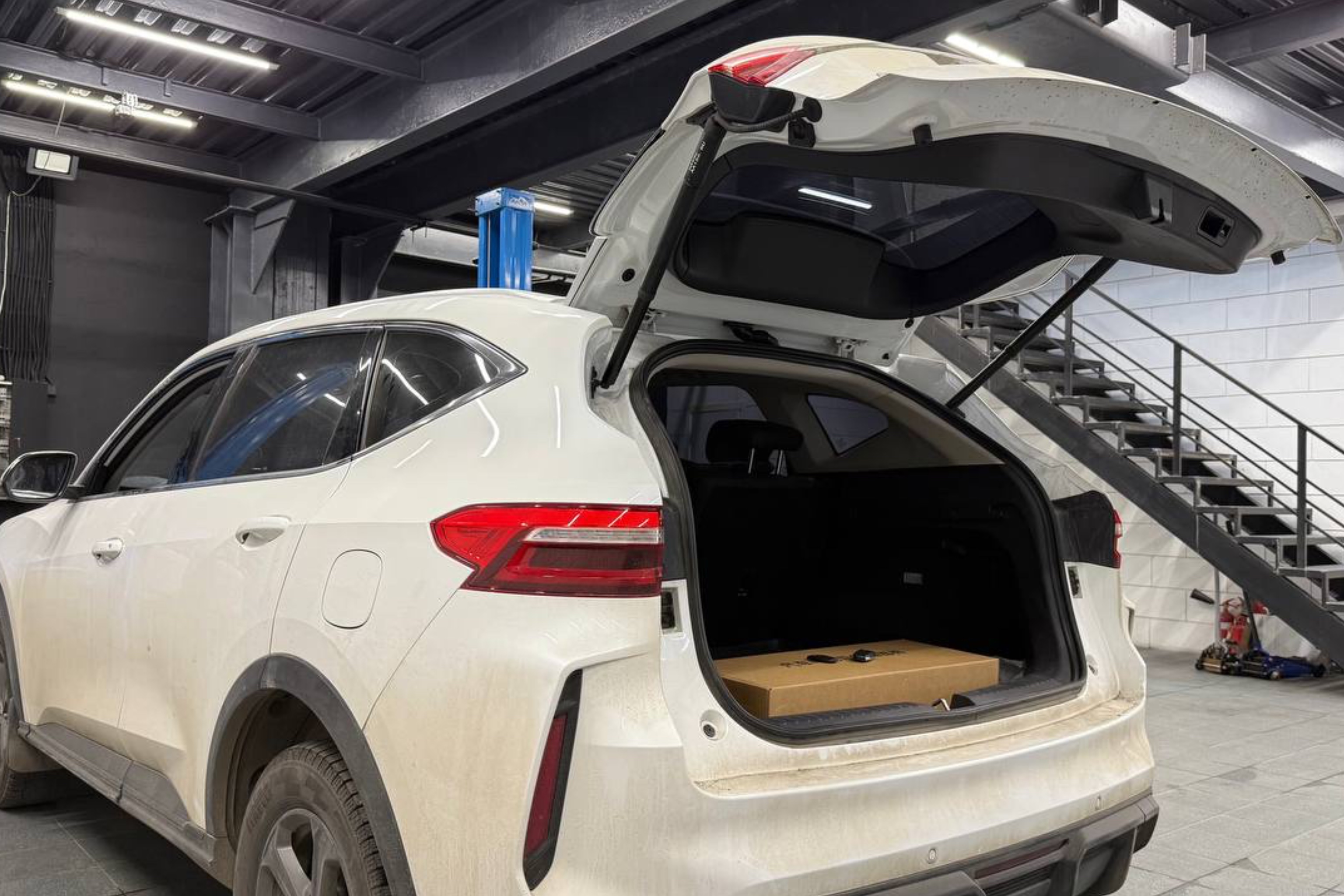 Установка электропривода багажника на Haval F7 - фото и описание выполненых работ