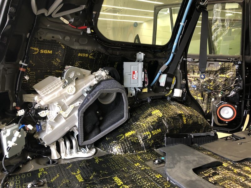 Зачем нужна шумоизоляция багажника автомобиля?