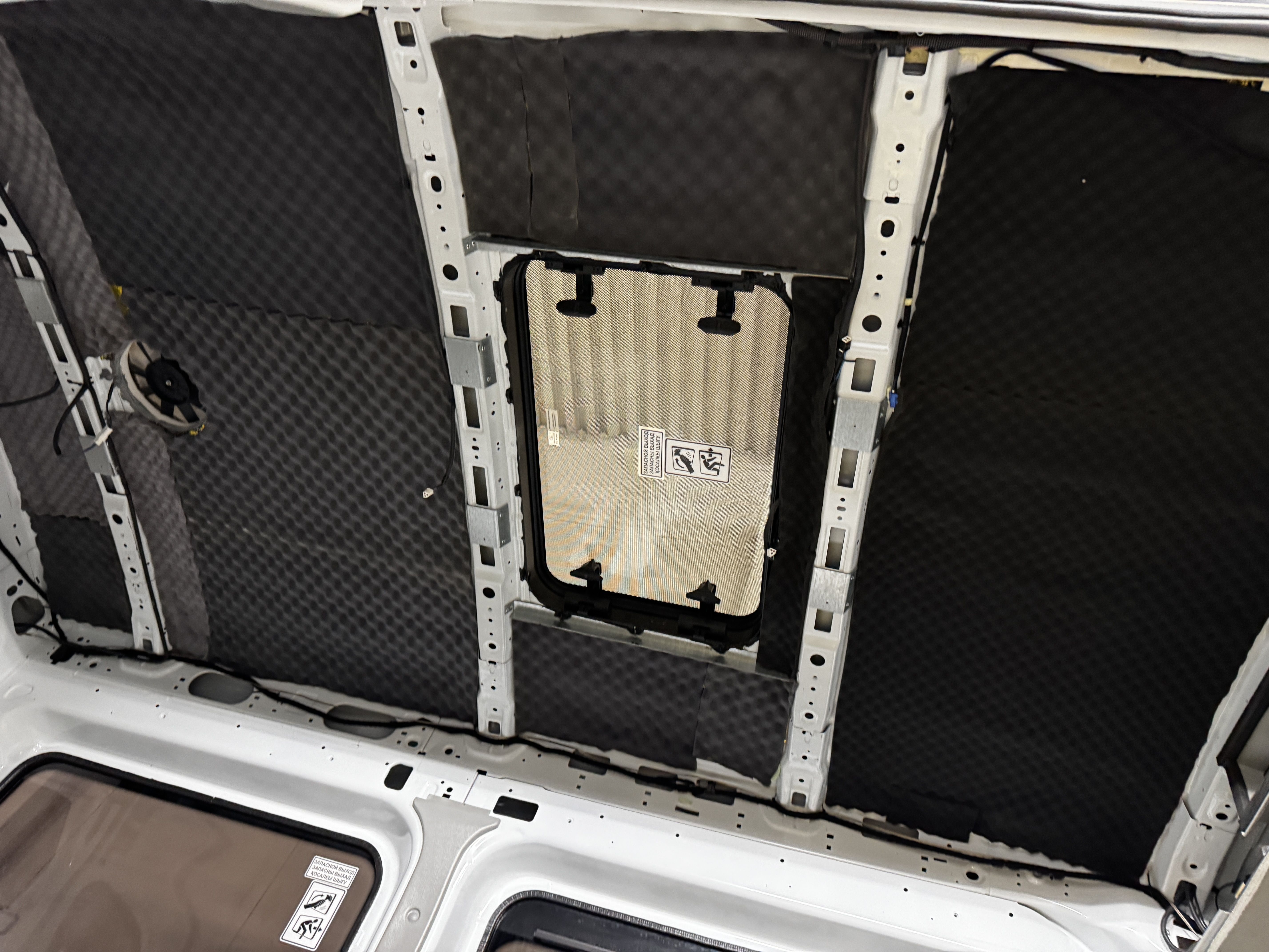 Шумоизоляция потолка автомобиля: почему работы начинают с крыши