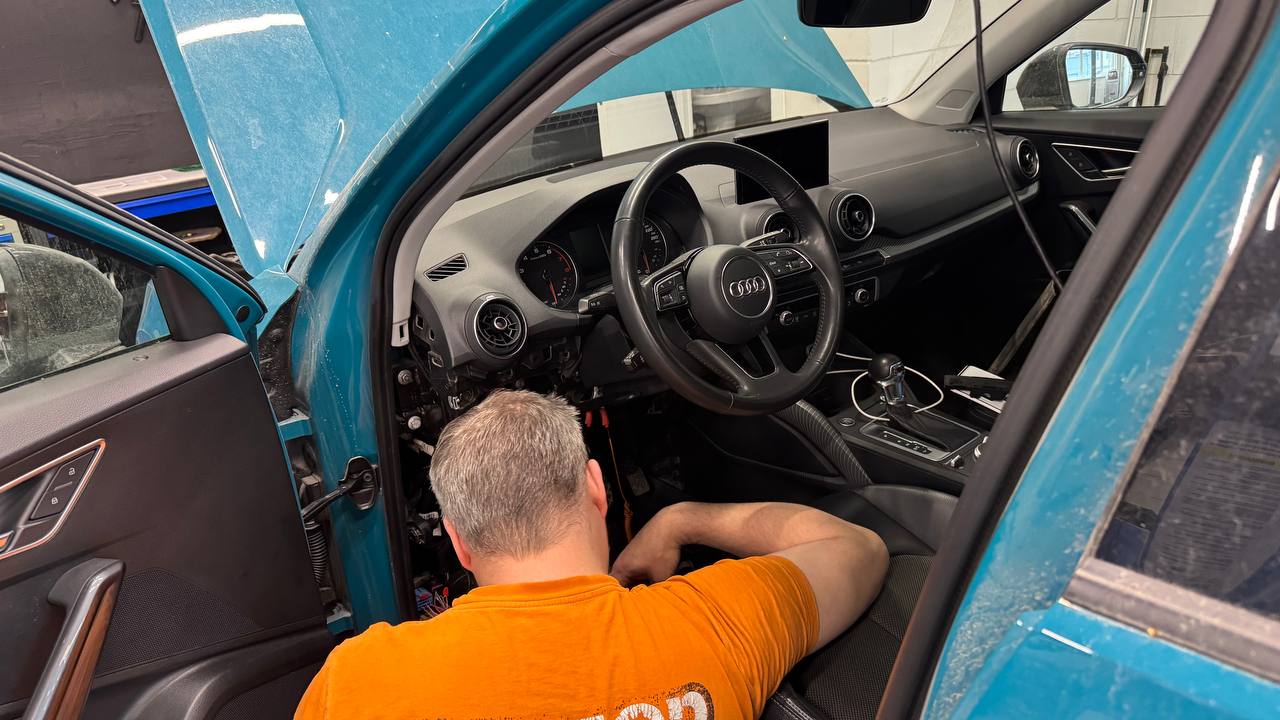 Установка автосигнализации Pandora UX 4150 с автозапуском на Audi Q2L 2021 года  - фото и описание выполненых работ