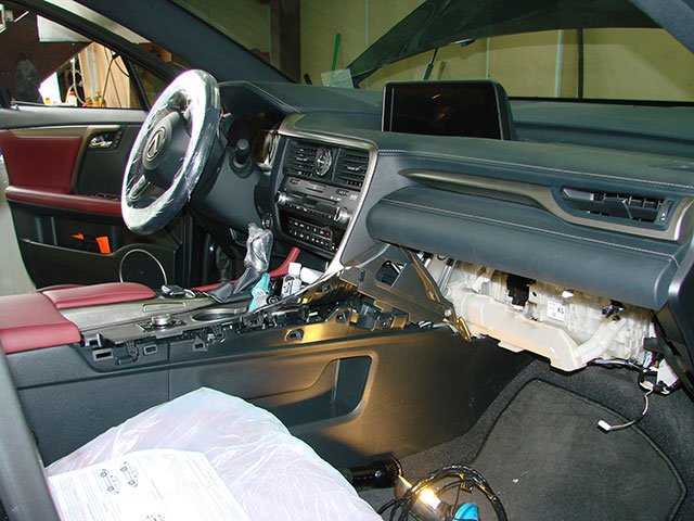 Установка автосигнализации Pandora с бесключевым запуском и замком капота на Lexus RX
