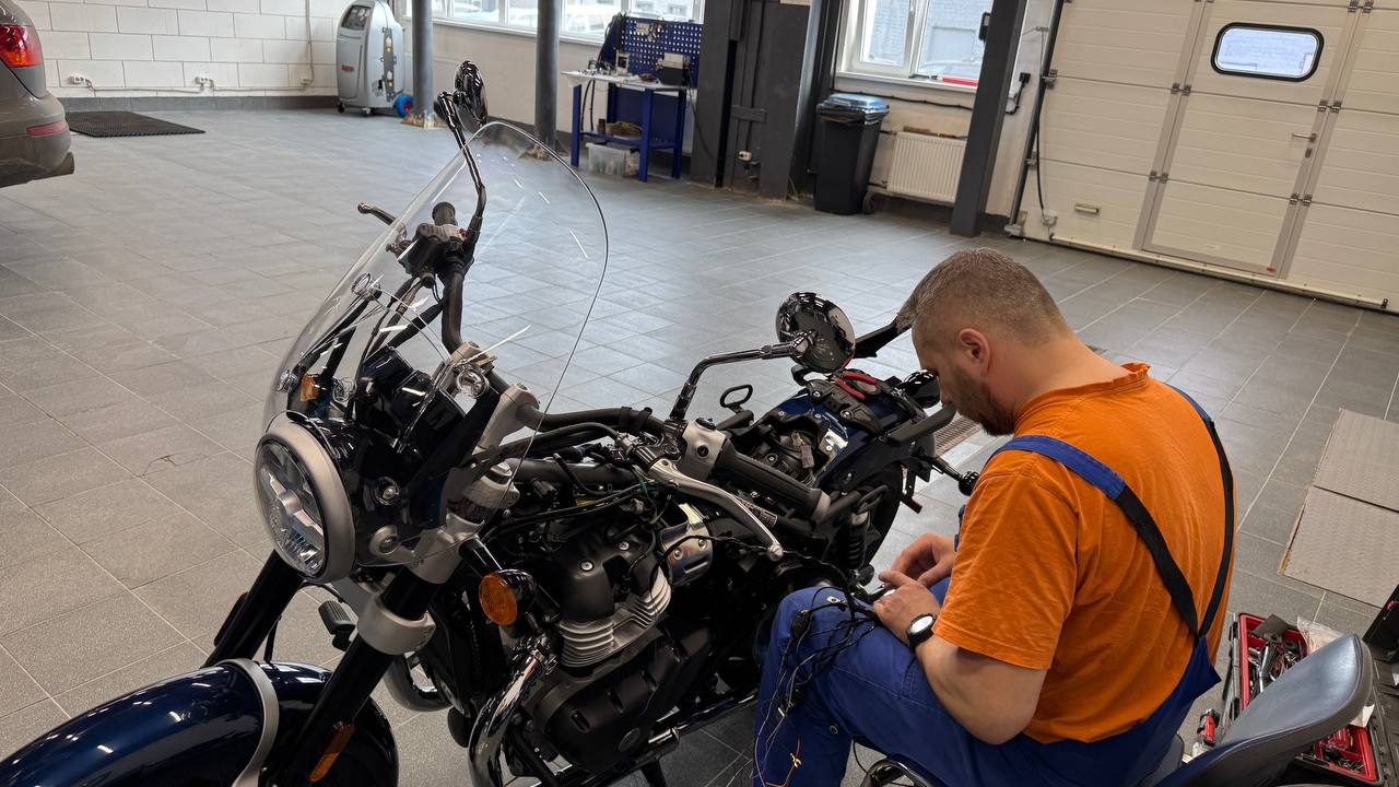 Установка сигнализации на мотоцикл Royal Enfield Super Meteor 650 с GPS и управлением со смартфона