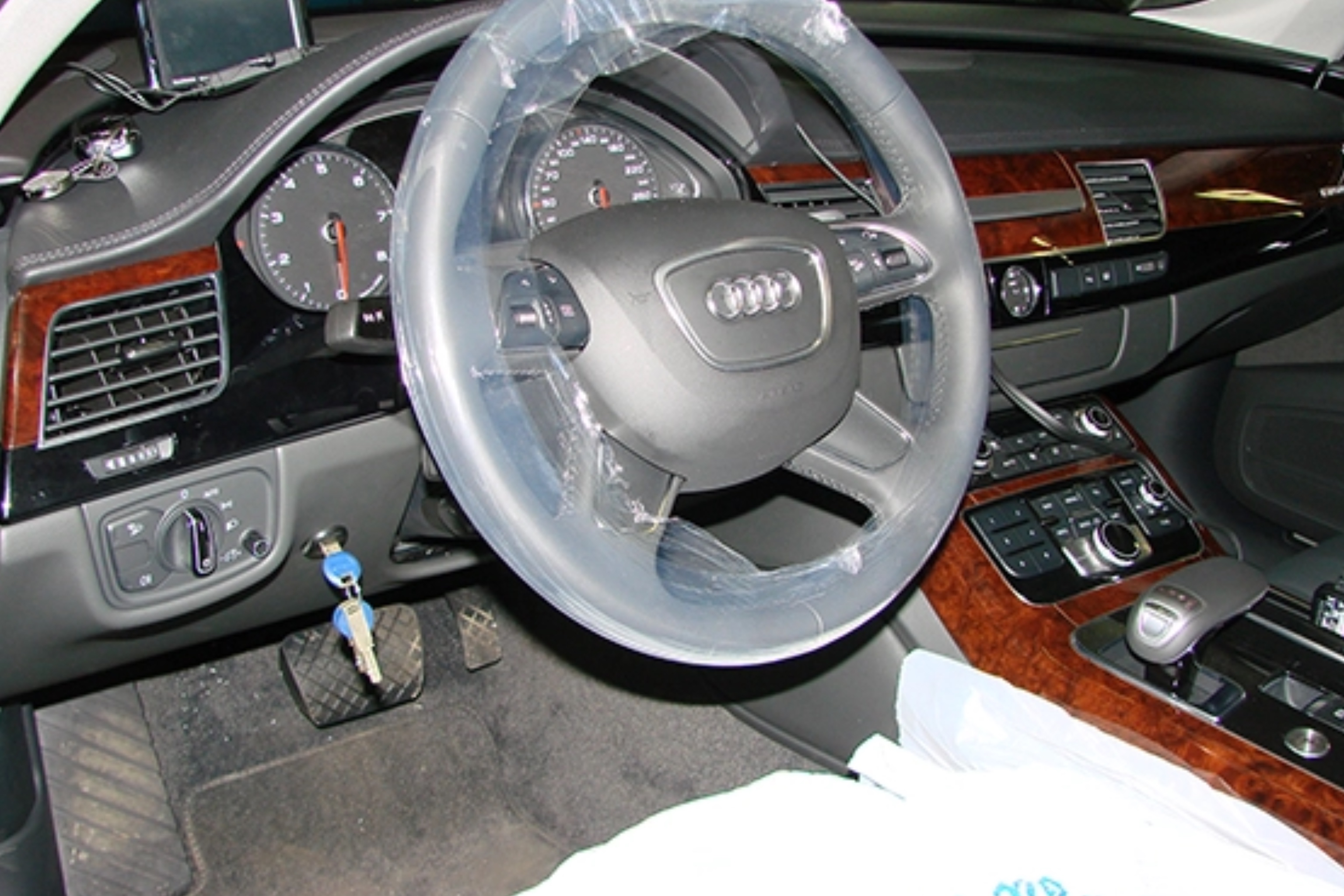 Техноблок на Audi A8 - фото и описание выполненых работ