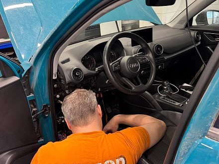 Установка автосигнализации Pandora UX 4150 с автозапуском на Audi Q2L 2021 года 