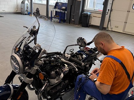 Установка сигнализации на мотоцикл Royal Enfield Super Meteor 650 с GPS и управлением со смартфона