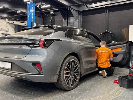 Установка автосигнализации Pandora VX 4G GPS FD на Zeekr в Москве